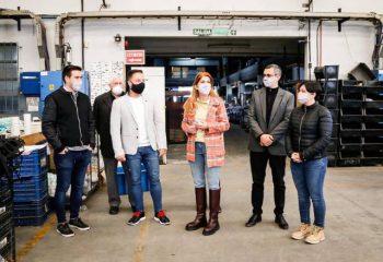 Magdalena Sierra visitó la fábrica Plumita´s en Gerli