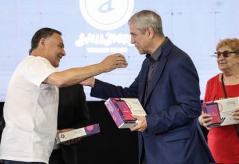 Ferraresi y el presidente del ENACOM entregaron 1500 tablets a adultxs mayores de Avellaneda