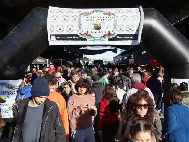 El Campeonato Argentino del Alfajor tuvo una convocatoria masiva en el Parque La Estación