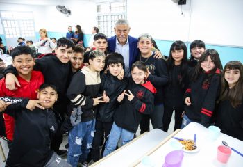 Ferraresi inauguró los comedores de las escuelas primarias Nº 17 y 25