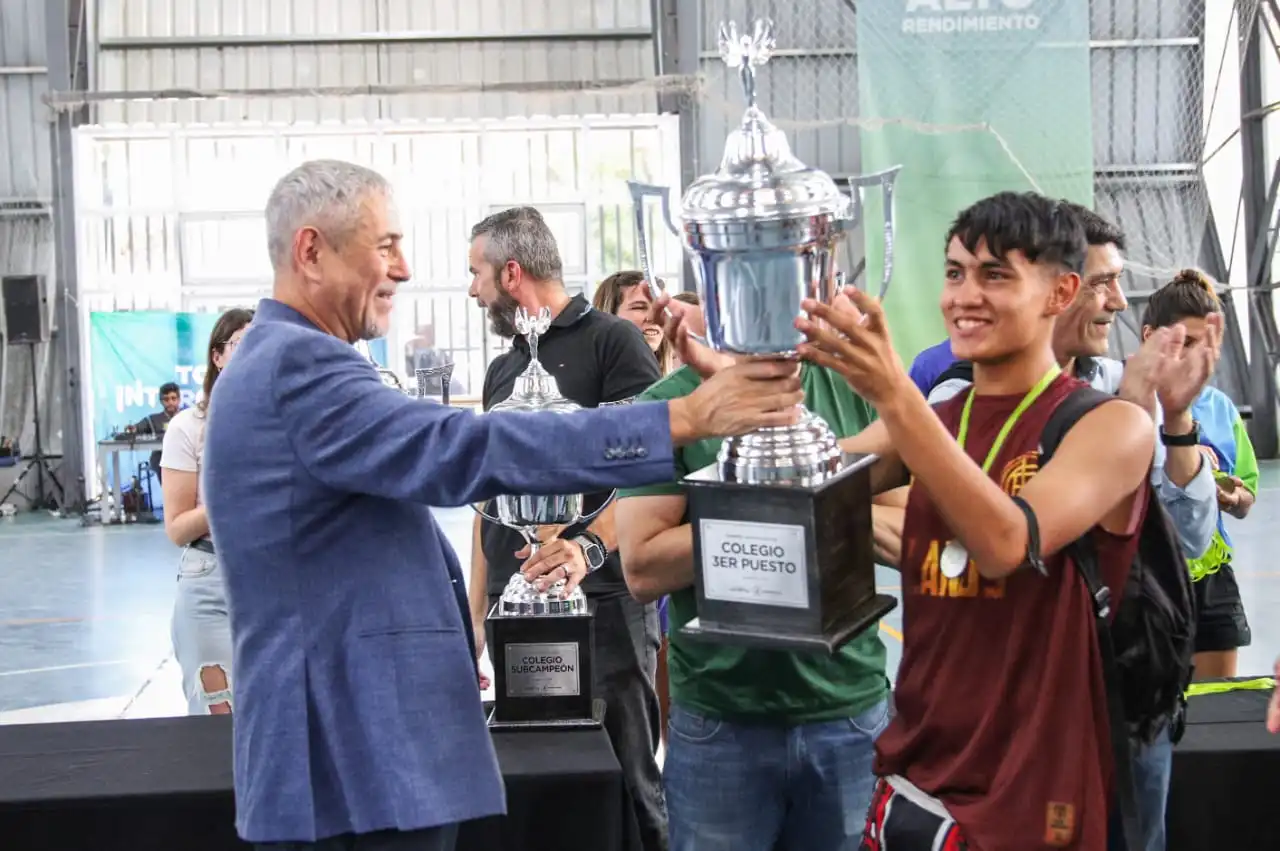 Ferraresi encabezó la entrega de premios del Torneo Intercolegiales de Avellaneda